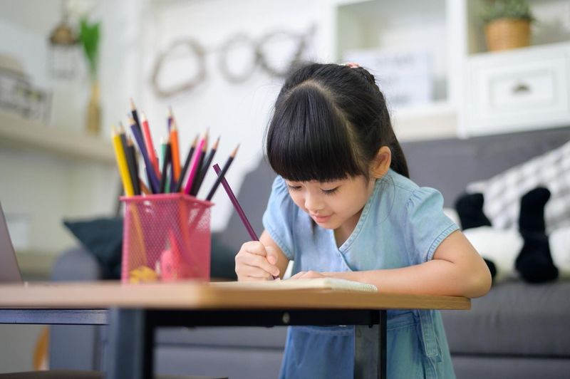 Ilustrasi menulis di kertas Ilustrasi menulis di kertas