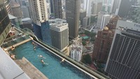 Berenang di Atas Langit Kuala Lumpur