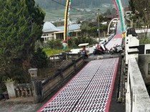 Keren! Warga Dusun Mener Karanganyar Ramai-ramai Mural Jalan Sambut HUT RI