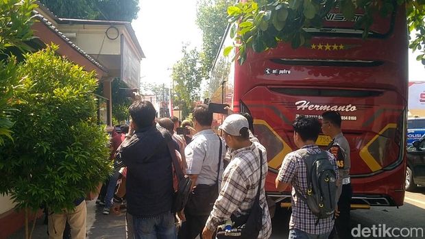 Penampakan bus yang diduga akan mengangkut para pihak yang kena OTT terkait kasus Bupati Pemalang, Rabu (29/7/2026). Penampakan bus yang diduga akan mengangkut para pihak yang kena OTT terkait kasus Bupati Pemalang, Rabu (29/7/2026).