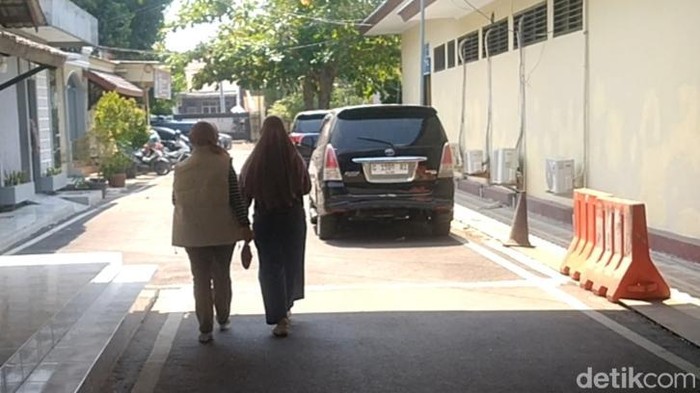 Istri Bupati Anom Widiyantoro, dr Noor Faizah Maenofie, ikut diperiksa KPK di Polres Pemalang, Rabu (29/7/2026).