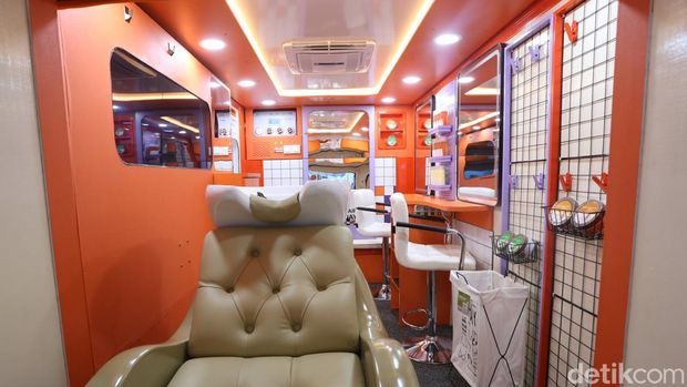 Isuzu Hadirkan Campervan hingga Salon Berjalan Berbasis Kendaraan Niaga Pengunjung mengamati kendaraan niaga Isuzu yang dipamerkan pada ajang GIIAS 2026 di ICE BSD City, Kabupaten Tangerang, Banten, Rabu (29/7/2026). Isuzu menghadirkan berbagai konsep kendaraan untuk mendukung kebutuhan usaha dan industri kreatif.