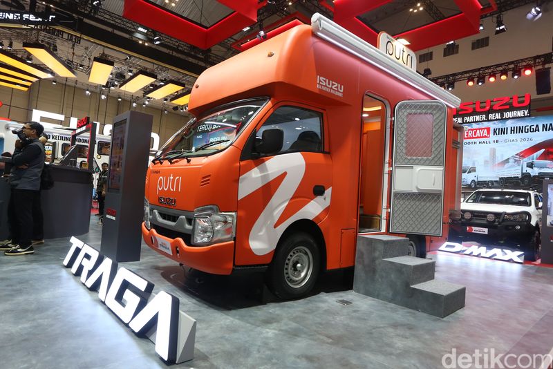 Pengunjung mengamati kendaraan niaga Isuzu yang dipamerkan pada ajang GIIAS 2026 di ICE BSD City, Kabupaten Tangerang, Banten, Rabu (29/7/2026). Isuzu menghadirkan berbagai konsep kendaraan untuk mendukung kebutuhan usaha dan industri kreatif.