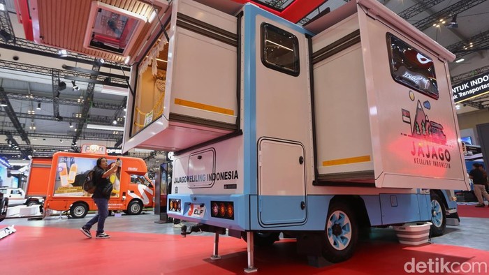 Pengunjung mengamati kendaraan niaga Isuzu yang dipamerkan pada ajang GIIAS 2026 di ICE BSD City, Kabupaten Tangerang, Banten, Rabu (29/7/2026). Isuzu menghadirkan berbagai konsep kendaraan untuk mendukung kebutuhan usaha dan industri kreatif.