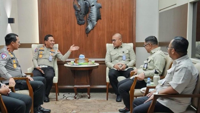 Kakorlantas Polri Irjen Wibowo menerima audiensi dari Tenaga Ahli Utama Kantor Staf Presiden (KSP) Bhinneka Putra Linanta di gedung Korlantas Polri, Jakarta.