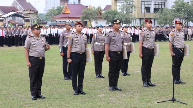 Kapolda Riau Irjen Herry Heryawan memberikan penghargaan kepada 133 personel yang berprestasi, Rabu (29/7/2026).