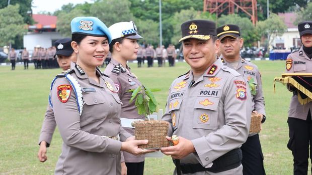 Kapolda Riau Irjen Herry Heryawan memberikan penghargaan kepada 133 personel yang berprestasi, Rabu (29/7/2026).