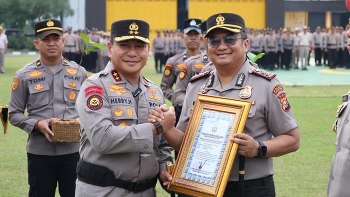 Kapolda Riau Irjen Herry Heryawan memberikan penghargaan kepada 133 personel yang berprestasi, Rabu (29/7/2026).