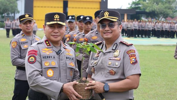 Kapolda Riau Irjen Herry Heryawan memberikan penghargaan kepada 133 personel yang berprestasi, Rabu (29/7/2026).
