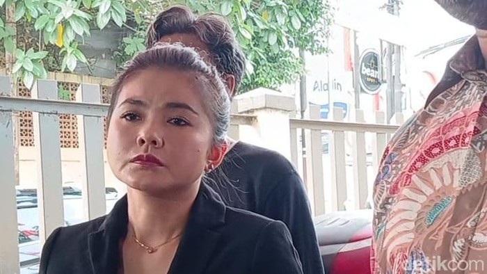 Karina Ranau saat ditemui di Polsek Pancoran