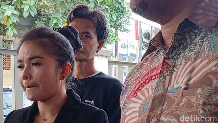 Karina Ranau saat ditemui di Polsek Pancoran