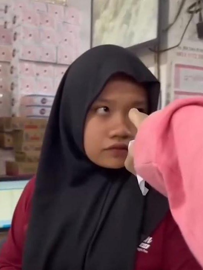Putri, kasir Toko Al Amin Pare Kediri yang dimaki habis pembeli bernama Wati gegara kacang