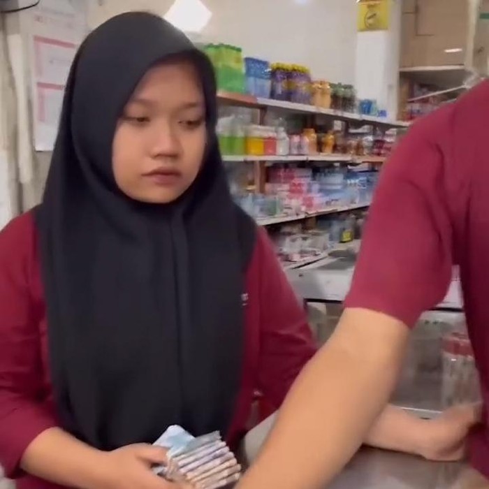 Putri, kasir Toko Al Amin Pare Kediri yang dimaki habis pembeli bernama Wati gegara kacang