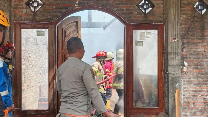 Petugas Damkar saat memadamkan api di Dukuh Kembu, Desa Waru, Kecamatan Kebakkramat, Kabupaten Karanganyar, Rabu (29/7/2026).