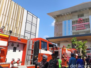 4 Pekerja Dievakuasi dari Kebakaran Proyek RS di Denpasar, 2 Sempat Pingsan