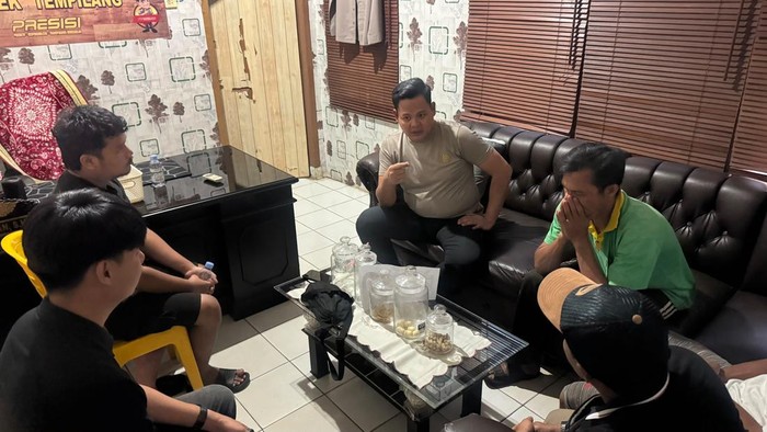 Keluarga korban mendatangi Polsek Tempilang, Polres Bangka Barat.