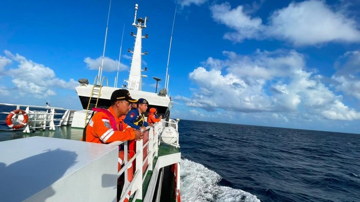 KN SAR 249 Permadi beserta tim rescue menyisir perairan Bawean mencari KMN Fatma Jaya 1