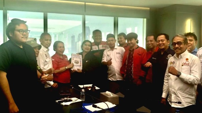 Komisi IX DPR menerima aspirasi Koalisi Besar Perjuangan Buruh Indonesia terkait RUU Ketenagakerjaan di gedung DPR, Senayan, Jakarta, Rabu (29/7/2026).