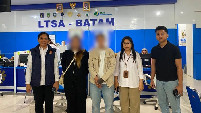 PMI asal Tanjungpinang berinisial SS dan seorang PMI asal Sumbar AE korban dugaan TPPO dan penyekapan di Myanmar tiba di Bandara Internasional Hang Nadim Batam.