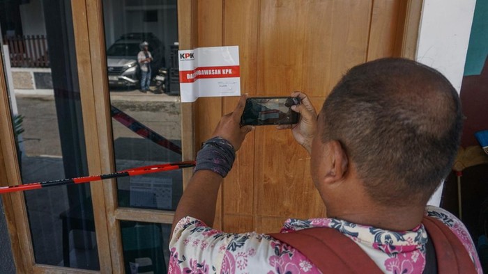Sejumlah wartawan memotret pintu ruangan kepala Dinas Pekerjaan Umum dan Penataan Ruang yang disegel KPK di Kabupaten Pemalang, Jawa Tengah, Rabu (29/7/2026). KPK menyegel kantor Kepala Dinas Pekerjaan Umum dan Penataan Ruang (PUPR) Pemalang dan dua rumah terkait adanya operasi tangkap tangan (OTT) yang menyeret Bupati Pemalang Anom Widiyantoro pada Selasa (28/7). ANTARA FOTO/Harviyan Perdana Putra/hma