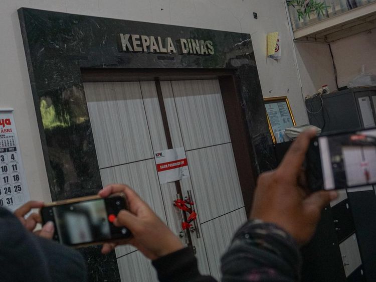 KPK Segel Kantor Dinas PUPR dan Dua Rumah di Pemalang