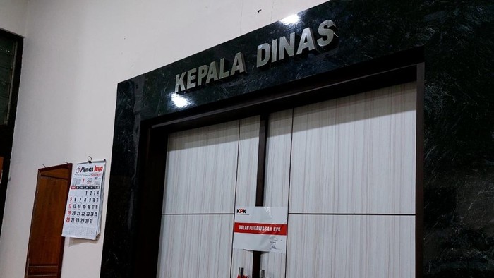 KPK menyegel kantor Kepala Dinas Pekerjaan Umum dan Penataan Ruang (DPUPR) Pemalang, Selasa (28/7/2026) malam.