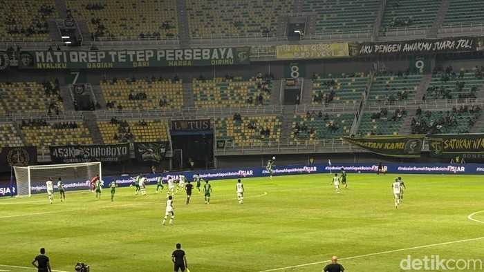 Laga Persebaya Surabaya vs PSMS Medan