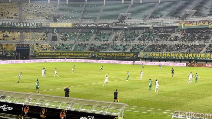 Laga Persebaya Surabaya vs PSMS Medan