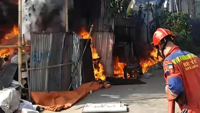 Lapak rongsokan di Bogor kebakaran, damkar diturunkan ke lokasi, Rabu (29/7/2026).