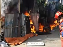 Lapak Pengepul Rongsokan Terbakar di Bogor, Asap Membubung Tinggi
