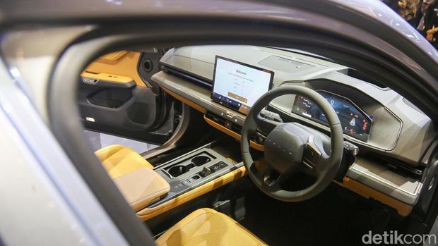 TANGERANG – Lexus Indonesia memperkenalkan The All-New Lexus ES generasi kedelapan pada ajang Gaikindo Indonesia International Auto Show (GIIAS) 2026 di ICE BSD City, Tangerang, Rabu (29/7/2026). Sedan premium tersebut hadir dengan dua pilihan teknologi elektrifikasi, yakni Hybrid Electric Vehicle (HEV) dan Battery Electric Vehicle (BEV), sebagai bagian dari strategi Lexus memperluas lini kendaraan ramah lingkungan di Indonesia.