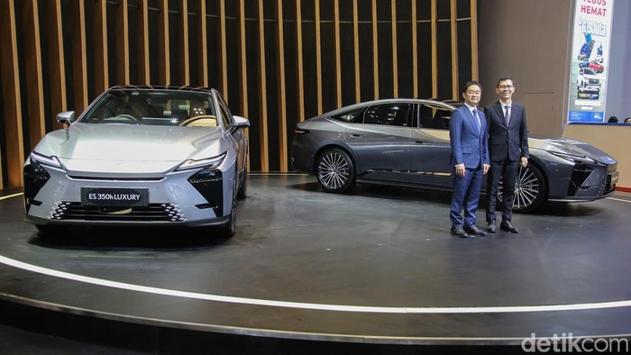 TANGERANG – Lexus Indonesia memperkenalkan The All-New Lexus ES generasi kedelapan pada ajang Gaikindo Indonesia International Auto Show (GIIAS) 2026 di ICE BSD City, Tangerang, Rabu (29/7/2026). Sedan premium tersebut hadir dengan dua pilihan teknologi elektrifikasi, yakni Hybrid Electric Vehicle (HEV) dan Battery Electric Vehicle (BEV), sebagai bagian dari strategi Lexus memperluas lini kendaraan ramah lingkungan di Indonesia.