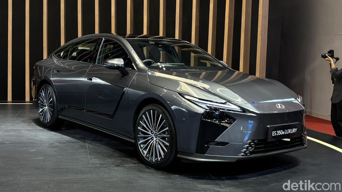Lexus ES Hybrid dan Listrik Meluncur di GIIAS 2026, Harga Mulai Rp 1,2 Miliaran