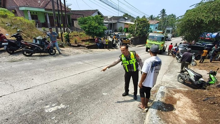 Truk gagal nanjak hantam pemotor, pejalan kaki, dan bangunan bengkel di Suruh, Kabupaten Semarang.