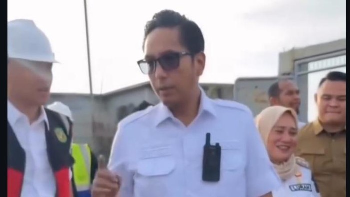 Lurah Paya Pasir, Kecamatan Medan Marelan Syerly (berhijab) yang viral karena diduga mengejek warga.