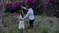 Madison Beer dan Justin Herbert terlihat asyik berkeliling tempat yang asri dan indah setelah melakukan proses lamaran. (Foto: dok Instagram madisonbeer)