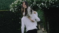 Madison Beer dilamar Justin Herbert di sebuah tempat yang asri penuh rumput dan pepohonan hijau. (Foto: dok Instagram madisonbeer)