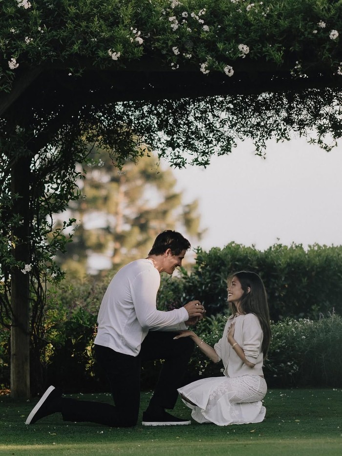 Madison Beer dan Justin Herbert bertunangan.