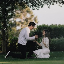 Congratz! Madison Beer Dilamar Bintang NFL Justin Herbert