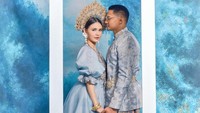 Potret Maizura bareng calon suaminya. Desfian mengenakan pakaian bergaya tradisional berwarna biru muda dengan kain songket. (Foto: dok Instagram maiiizura)