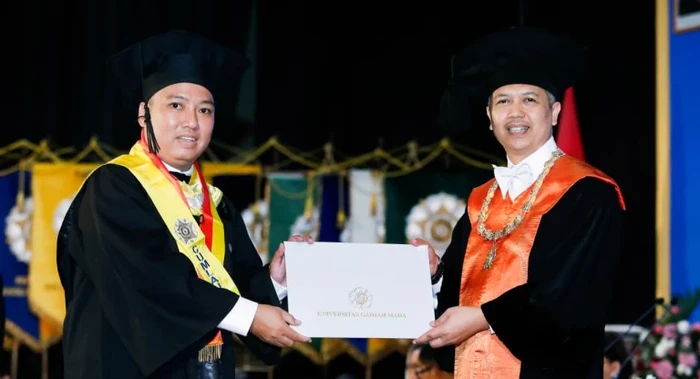 Martin Anggiat Tampubolon berhasil lulus S2 dari UGM hanya dalam waktu 1 tahun 1 bulan.