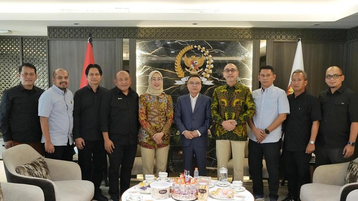 Wakil Ketua DPR RI Sufmi Dasco Ahmad, didampingi Ketua Komisi VI DPR RI Anggia Ermarini dan anggota Komisi VI DPR RI Nasim Khan, menerima perwakilan Serikat Pekerja Perkebunan Nusantara PT Sinergi Gula Nusantara (SPBUN-SGN)