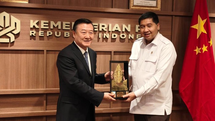 Menteri Perumahan dan Pembangunan Perkotaan dan Pedesaan Ni Hong dan Menteri Perumahan dan Kawasan Permukiman Maruarar Sirait
