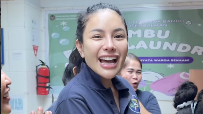 Nikita Mirzani perlihatkan fasilitas rutan untuk video call.
