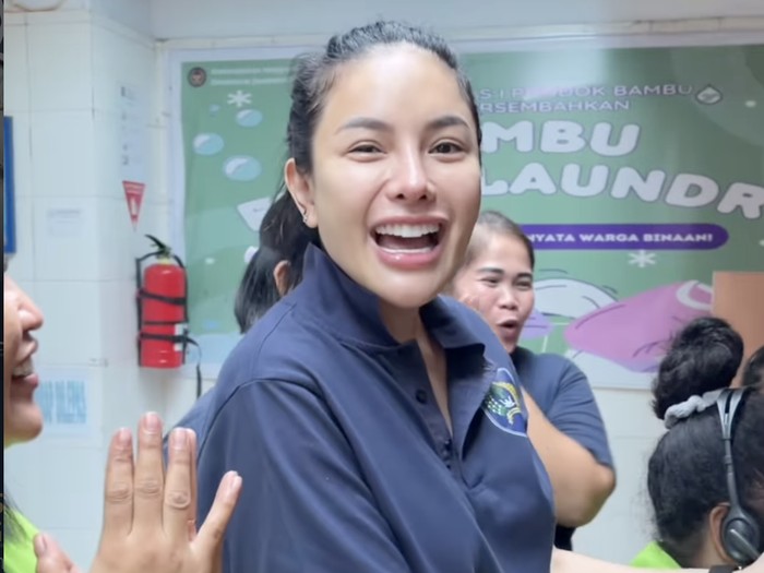 Nikita Mirzani perlihatkan fasilitas rutan untuk video call.