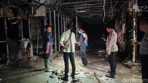Olah TKP kebakaran proyek rumah sakit di Denpasar, Rabu (29/7/2026).