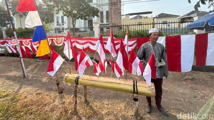 Pedagang bendera musiman di kawasan OPI Jakabaring