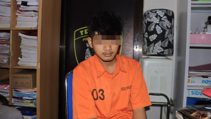 Pelaku saat ditangkap polisi usai mencuri iPhone di Lampung