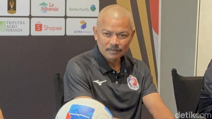 Pelatih Port FC Sarawut Treephan