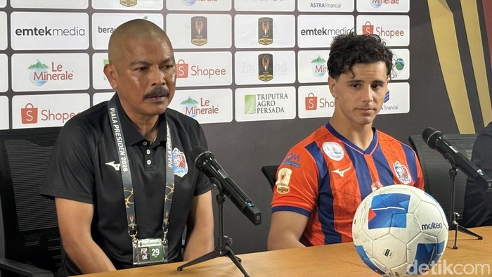 Pelatih Port FC Sarawut Treephan dan pemain Bruno Moreira